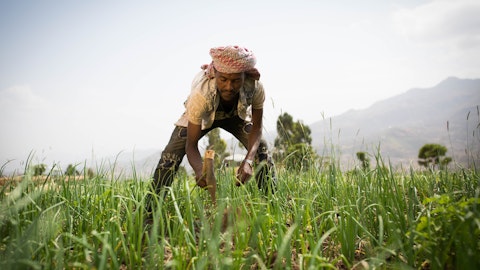 Mann på en åker i Etiopia.
