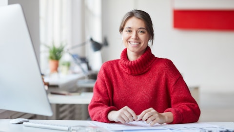 Kvinne i rød genser på kontoret.