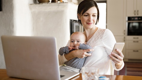 Mor i foreldrepermisjon med baby på fanget