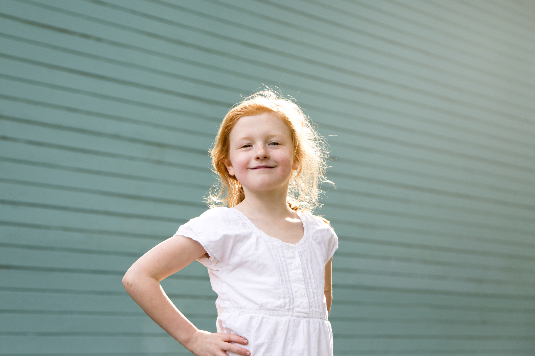 En jente smiler mot kameraet.