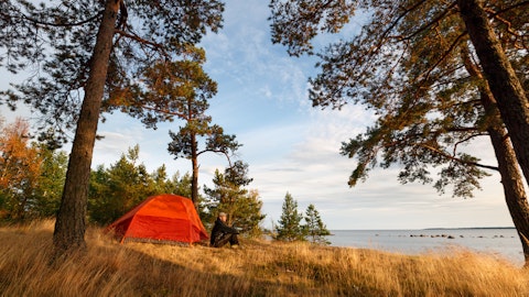 Rødt telt i skogen i fin natur.