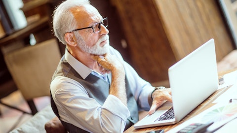 En eldre mann sitter foran en PC-skjerm.