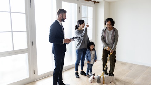 En familie som ser på bolig med eiendomsmekler.