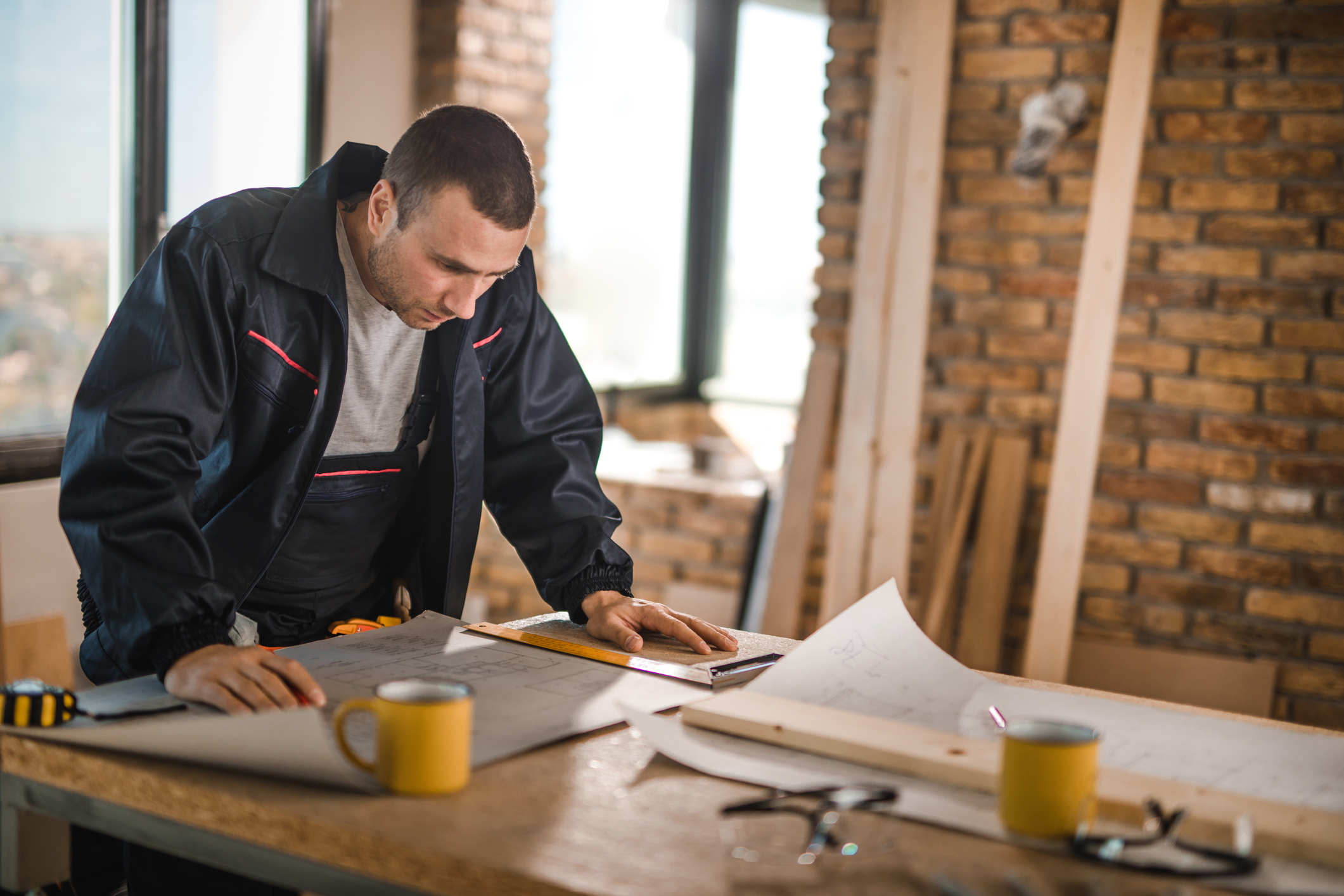 Håndverker arbeider i bygg.