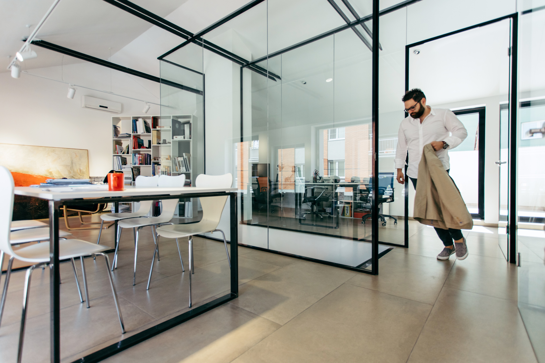 Mann forlater tomt kontor