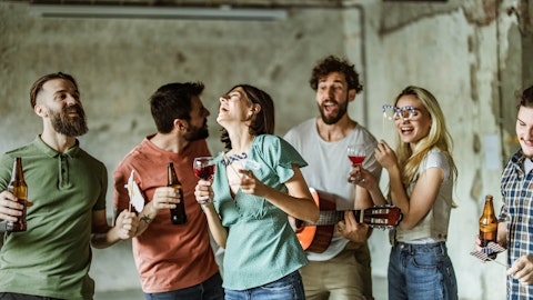 Fest på jobb hvor medarbeidere koser seg.