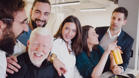 En gruppe mennesker spiser lunsj. Foto