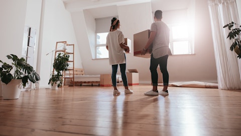 Et par bærer flyttebokser ved å flytte inn eller ut av en leilighet.