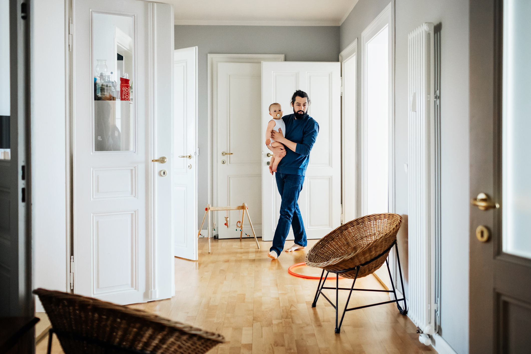 Pappa bærer på et barn i en leilighet.
