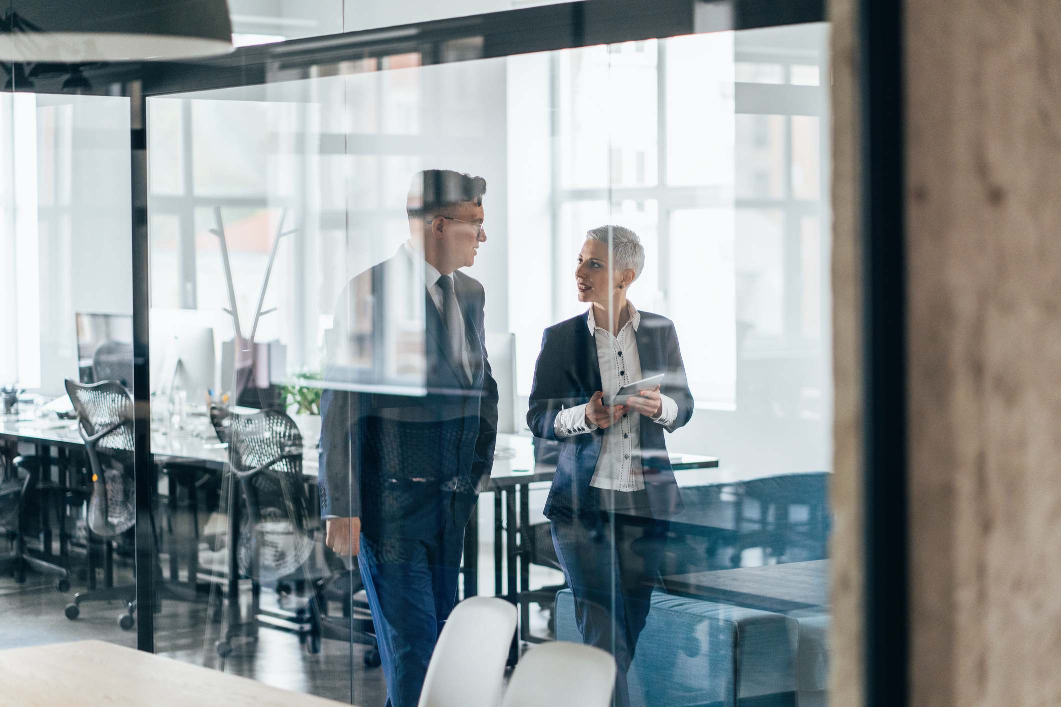 Mann og dame er inne på et møterom.