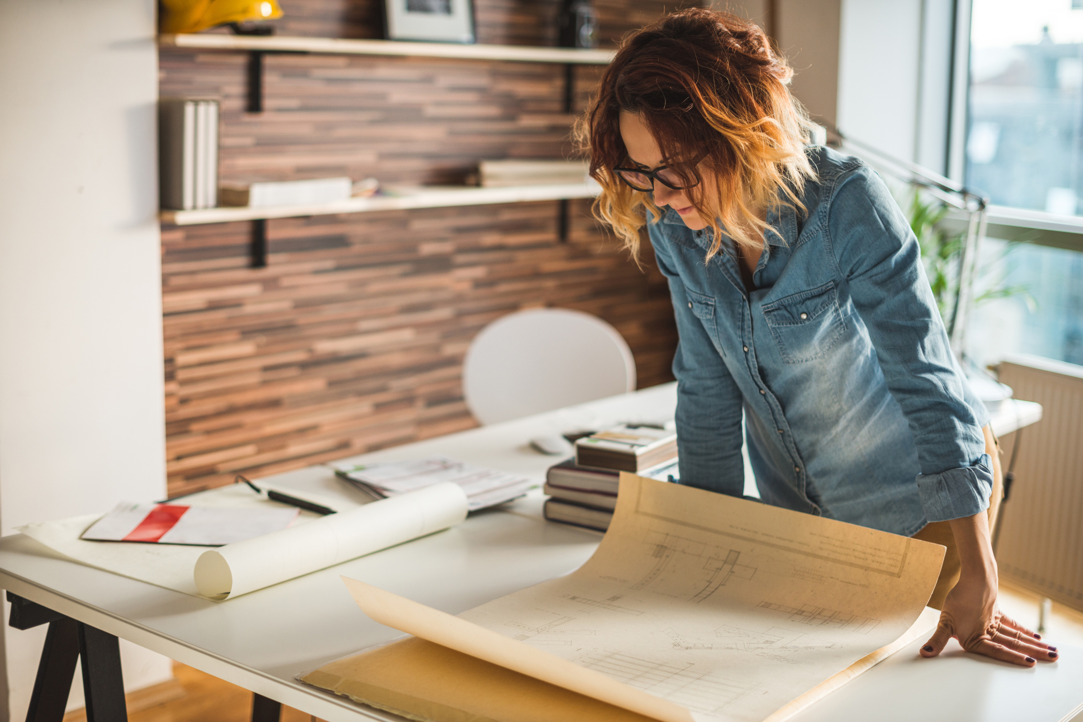 Kvinne ser på plantegninger
