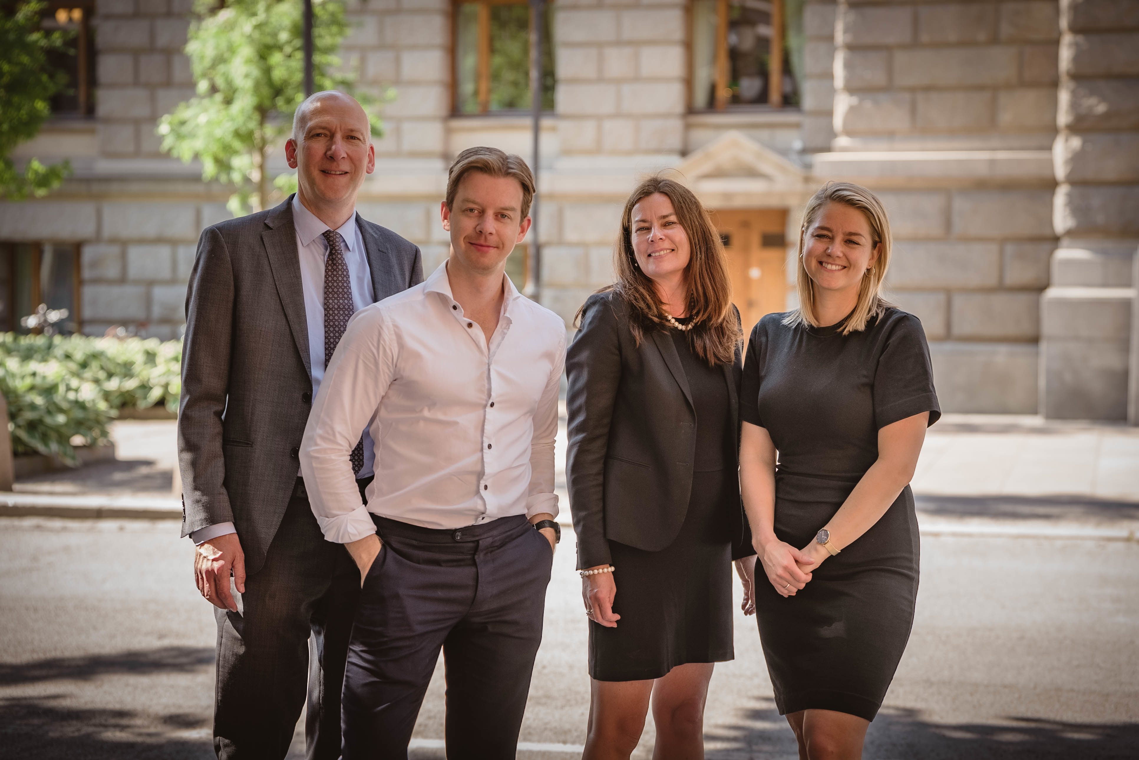 En kvinne med briller står og skriver noe på et whiteboard.