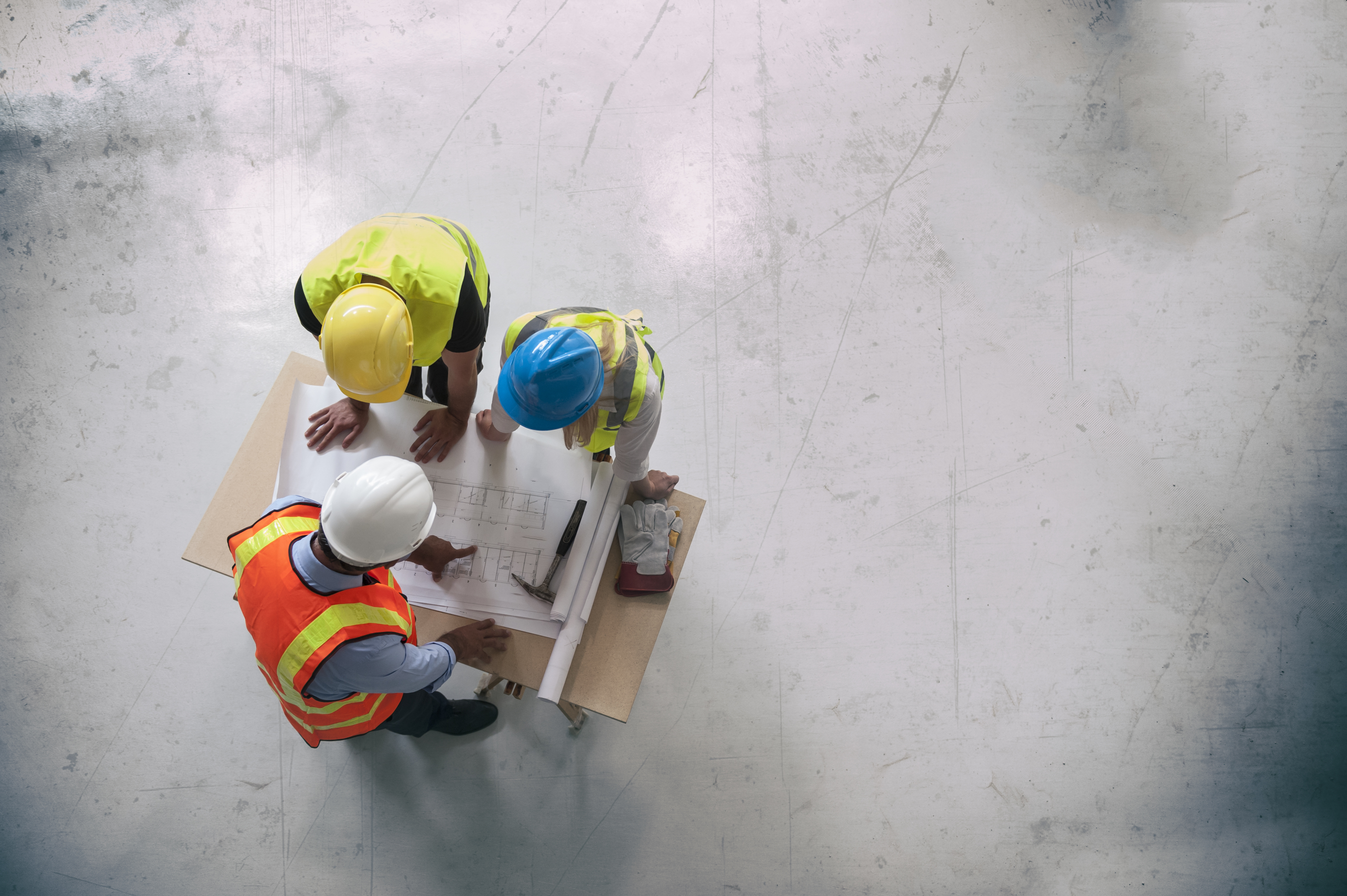 Trzej przedsiębiorcy przy stole.