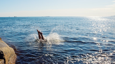 En person som stuper ut i havet.