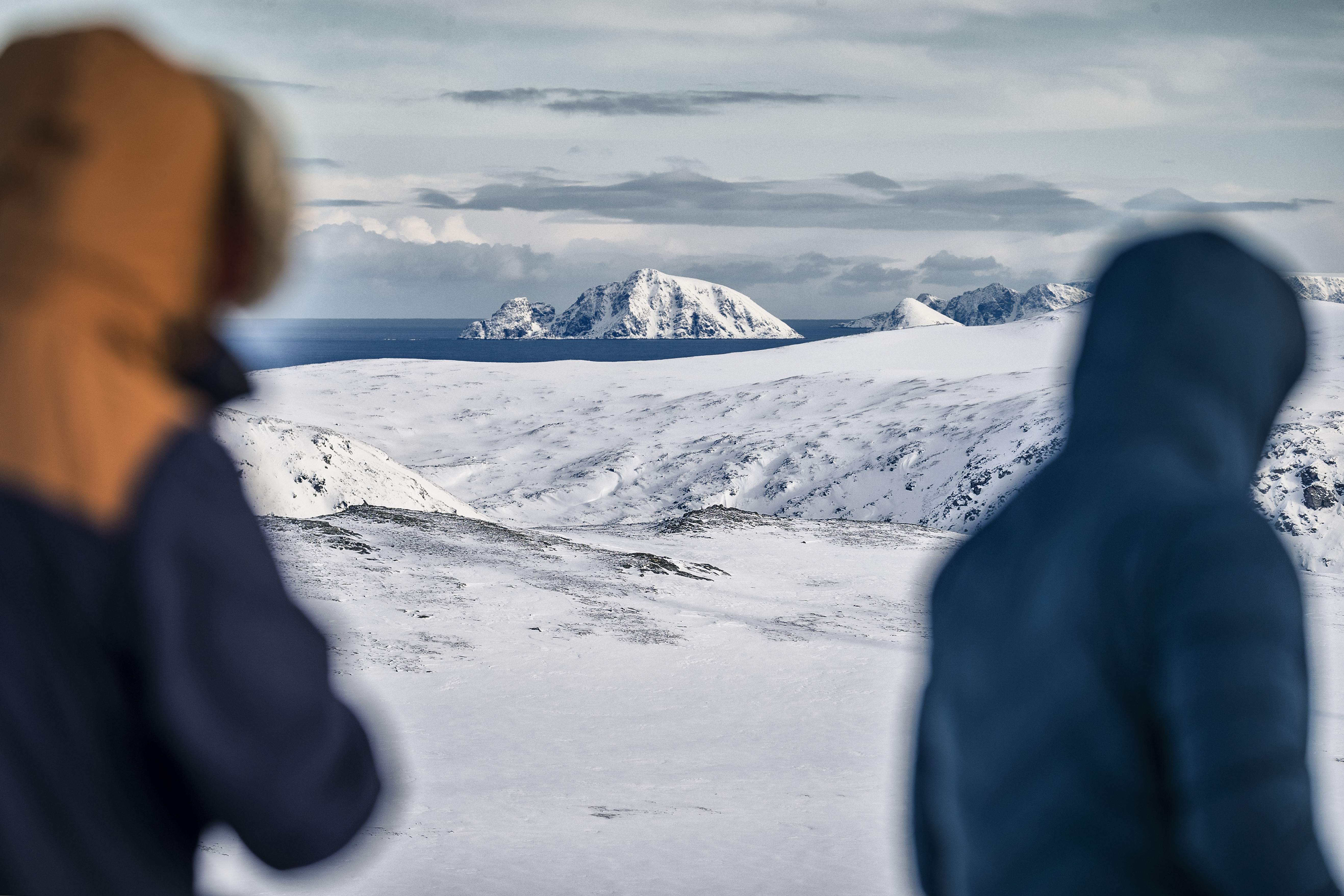 to personer i jakke er ute i et vakkert islandskap
