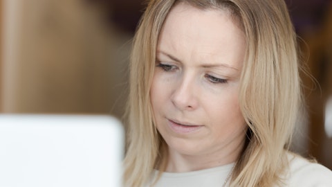 Kvinne ser på en dataskjerm med et seriøst uttrykk.