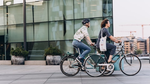 To damer på sykler i byen