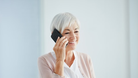 Eldre kvinne som snakker i mobil.