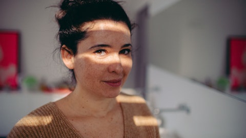En kvinne ser mot kameraet.