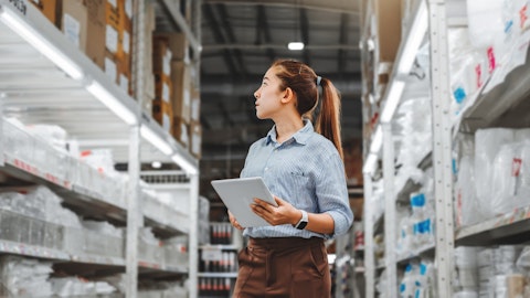 En kvinne utfører varetelling.