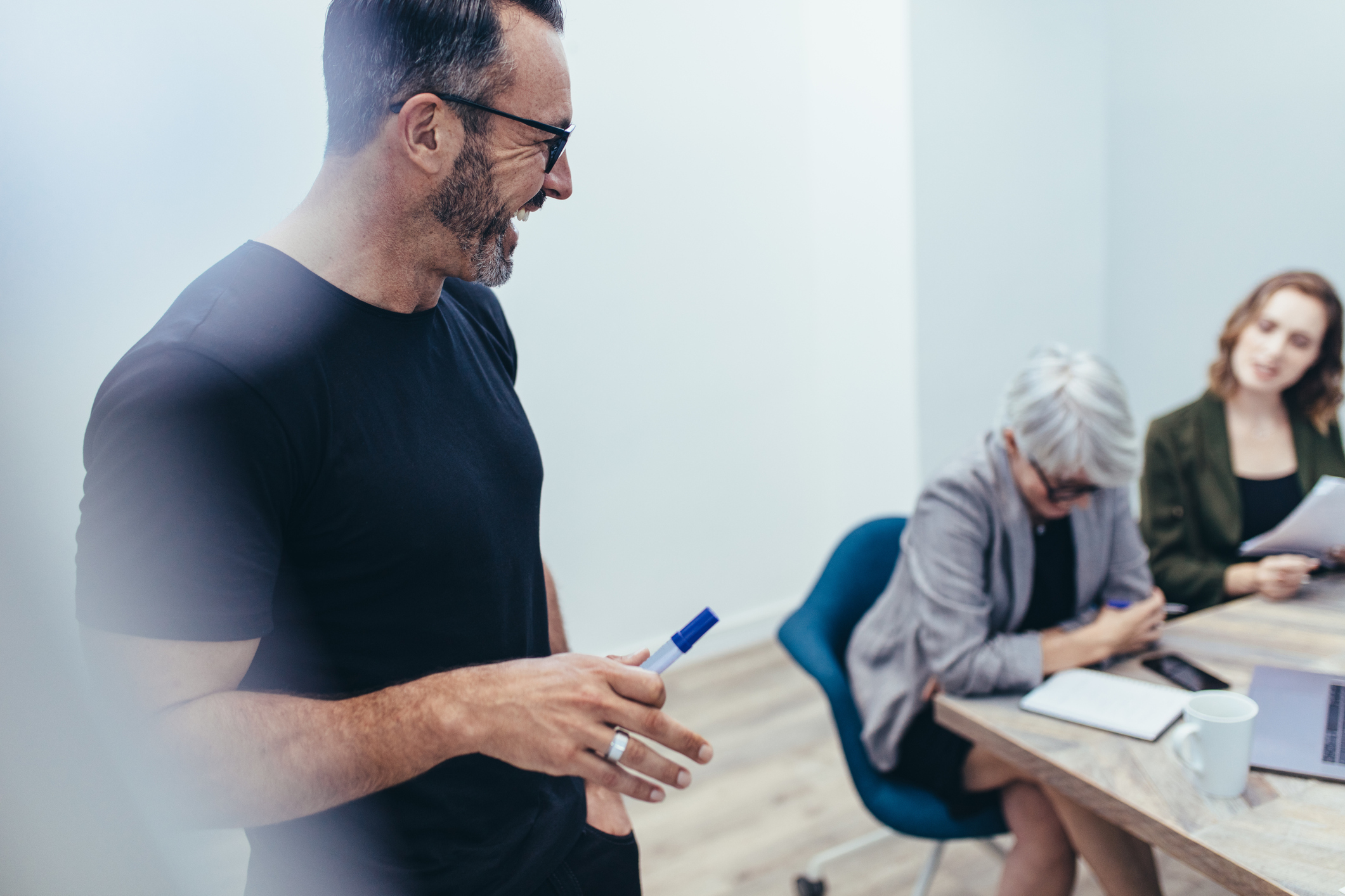 En mann står og ler.