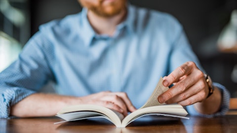 En mann leser i en bok. Foto