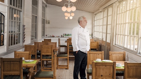 En kokk står i et tomt serveringslokale