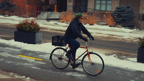En mann sykler på en sykkelvei