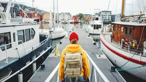 Ung jente som skal reise med båt.