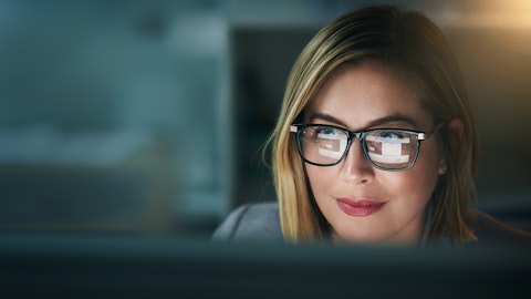 En blond kvinne som ser inn i en PC-skjerm.