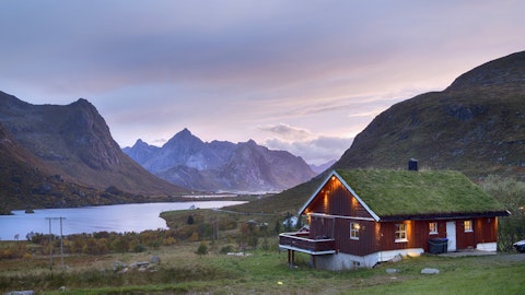 Eiendom i flott naturlandskap, ved vannet.