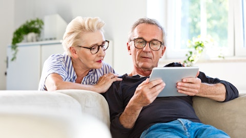 Et eldre ektepar som skriver skattemeldingen på en iPad sammen.